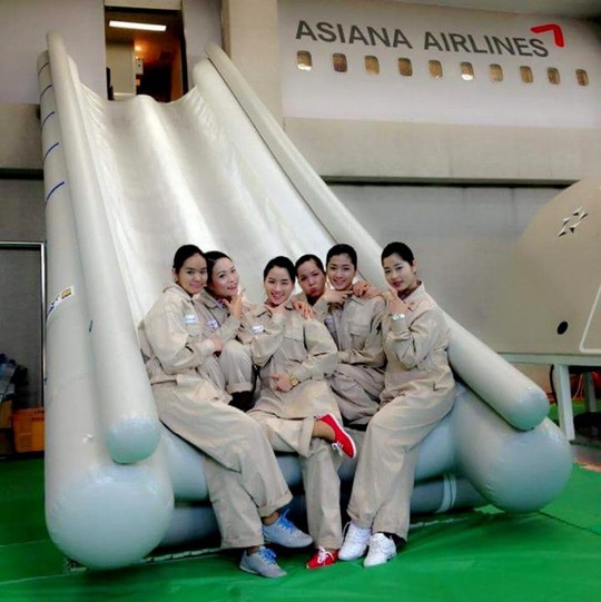 
Để trở thành tiếp viên hàng không, các cô gái phải trải qua quá trình luyện tập gian khổ.
