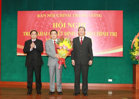 
Ông Đinh Thế Huynh (phải) và Phạm Minh Chính (trái) tặng hoa chúc mừng tân Trưởng Ban Nội chính Trung ương Phan Đình Trạc (giữa)
