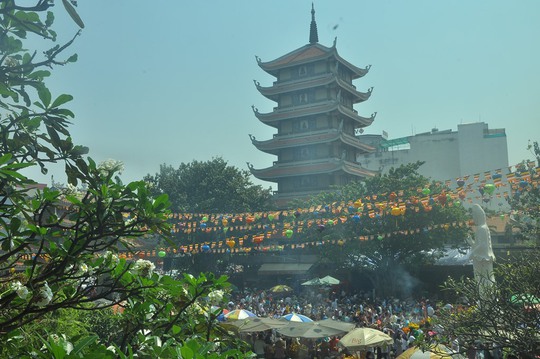Sáng và trưa ngày đầu năm, hàng ngàn người dân đổ về chùa Vĩnh Nghiêm (quận 3) thắp hương thành kính đi lễ chùa đầu năm