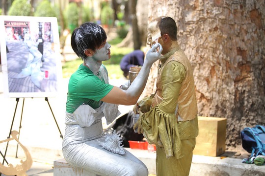 Thử thách làm tượng của đội Xanh Lá