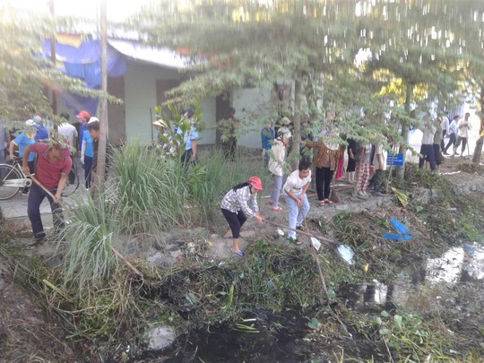 
Nhiều người tham gia nạo vét, khơi thông kênh mương, cống rãnh làm sạch môi trường ở Đà Nẵng sáng 21-8
