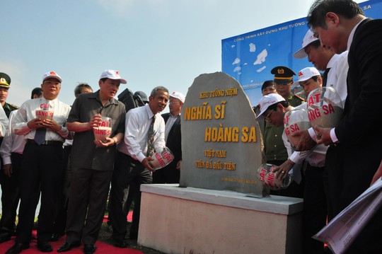 Các đại biểu làm lễ đặt viên đá xây khu tưởng niệm Nghĩa sĩ Hoàng Sa