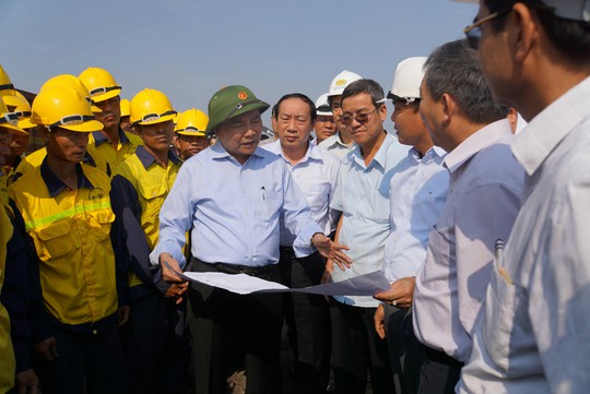 Phó Thủ tướng Nguyễn Xuân Phúc kiểm tra công tác khắc phục sự cố sập cầu Ghềnh (Đồng Nai) ngày 3-4