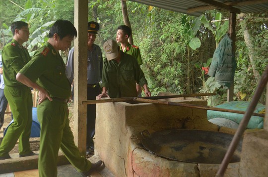 Công an kiểm tra, bắt quả tang lò mỡ bẩn của ông Huy Ảnh: TẤN NGỌC