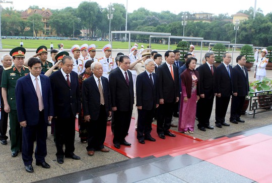 Đoàn đại biểu lãnh đạo Đảng, nhà nước đặt vòng hoa và vào Lăng viếng Chủ tịch Hồ Chí Minh Ảnh: TTXVN