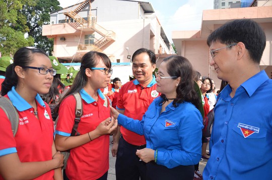 Bà Nguyễn Thị Lệ, Trưởng Ban Dân vận Thành ủy TP HCM và Bí thư Thành đoàn Nguyễn Mạnh Cường động viên các chiến sĩ trước giờ xuất quân