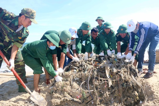 Hơn 500 đoàn viên, thanh niên và cán bộ, chiến sĩ làm sạch bãi biển tại lễ ra quân Ảnh: TTXVN
