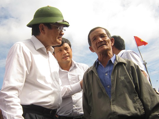 
Nguyên Chủ tịch nước Trương Tấn Sang động viên ngư dân tiếp tục ra khơi
