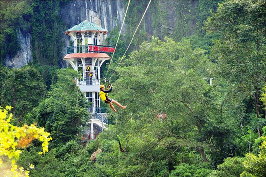 
Dịch vụ đu dây Zipline năm nay ở Quảng Bình rất hút khách
