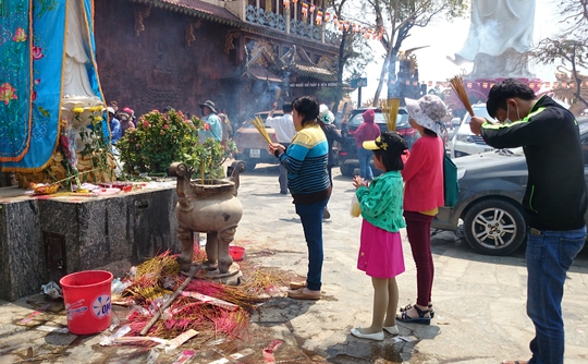 
Mặc dù nội quy của chùa là chỉ đốt 6 cây nhang nhưng ai cũng đốt cả bó nhang khiến cả ngôi chùa nghi ngút khói tới mức khó thở. Phía bên dưới những bệ hương, que nhang được vứt chất đống nằm la liệt.
