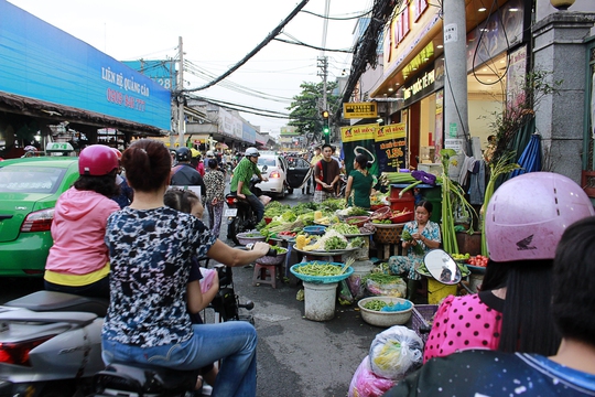 
Đây là cảnh buôn bán tràn ngập vỉa hè, lòng lề đường trên tuyến đường Bùi Hữu Nghĩa
