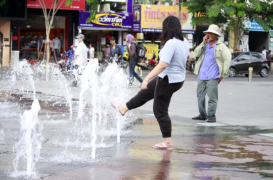 
Bạn trẻ này cũng thản nhiên rửa chân trước ánh mắt của người dân và khách du lịch nước ngoài.
