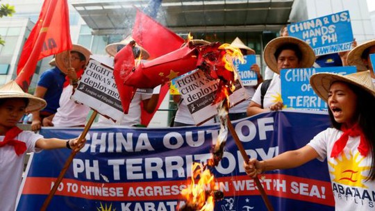 Biểu tình phản đối Trung Quốc ở bên ngoài lãnh sự quán nước này ở TP Makati - Philippines. Ảnh: AP