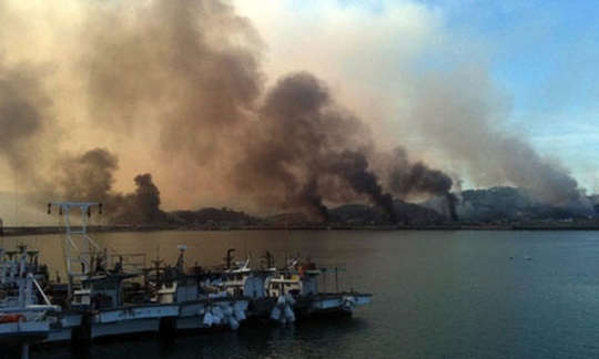 
Đảo Yeonpyoeng của Hàn Quốc bị pháo kích vào năm 2010. Ảnh: AP
