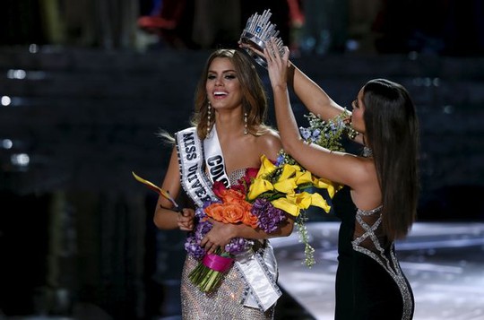 Hoa hậu Colombia trong khoảnh khắc bị gỡ vương miện, trao lại cho người đẹp Philippines