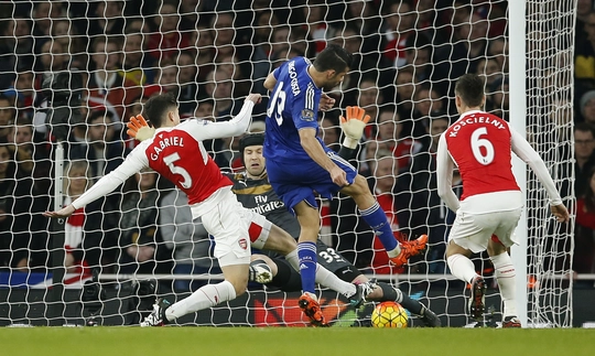 Diego Costa len giữa 2 trung vệ Arsenal ghi bàn