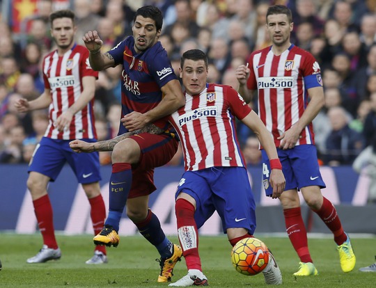 Suarez gặp nhiều khó khăn trước hàng phòng ngự chơi rắn của Atletico Madrid