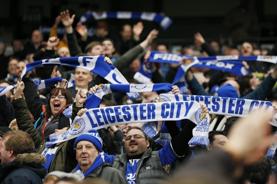 Các CĐV Leicester hạnh phúc vì ngôi vô địch giải Ngoại hạng Anh đang hiện hữu với chuỗi phong độ vô cùng ấn tượng