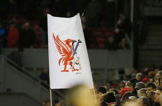 Biểu ngữ phản đối tăng giá vé của khán giả Liverpool