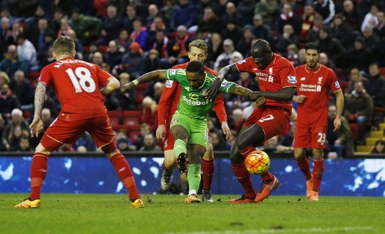 Defoe sát muối vào vết thương lòng của CĐV Liverpool khi ghi bàn gỡ hòa 2-2 cho Sunderland ở những phút cuối