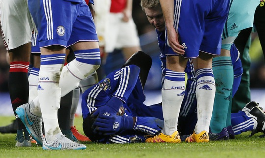 HLV Hiddink vẫn bất bại kể từ khi trở lại với Chelsea nhưng trung vệ Zouma có vẻ chấn thương nặng ở đầu gối