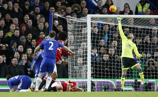 Thủ môn De Gea cản pha vô lê của Ivanovic (2)