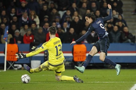 Cavani sút bóng qua chân Courtois ghi bàn quyết định