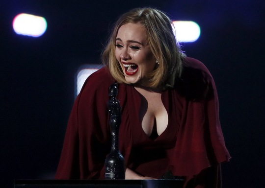 Adele khóc khi nhận giải