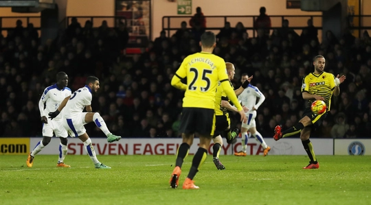 Riyad Mahrez sắm vai người hùng của Leicester