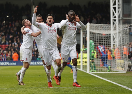 Benteke (phải) sau pha đá phạt đền quyết định ở phút 90+6 giúp Liverpool lội ngược dòng trước Crystal Palace