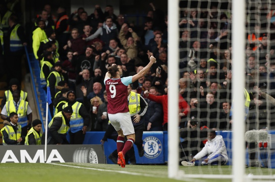 Carroll sau bàn nâng tỉ số 2-1 cho West Ham