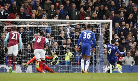 Fabregas (4) trong bàn gỡ 2-2 cho Chelsea