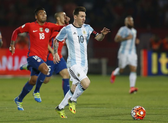 
Messi khiến hàng thủ Chile vất vả
