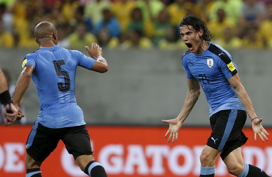 
Cavani (phải) ăn mừng bàn rút ngắn tỉ số 1-2 cho Uruguay
