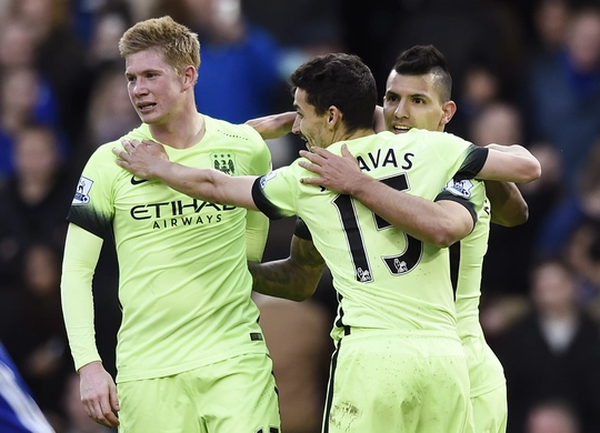 Aguero (phải) ghi 3 bàn nhưng De Bruyne (trái) cũng góp công lớn cho Man City