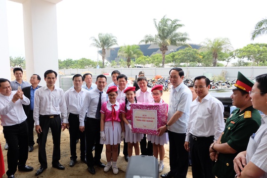 
Chủ tịch nước Trần Đại Quang thăm và tặng quà cho các em thiếu nhi Đà Nẵng (ảnh Vĩnh Điện)
