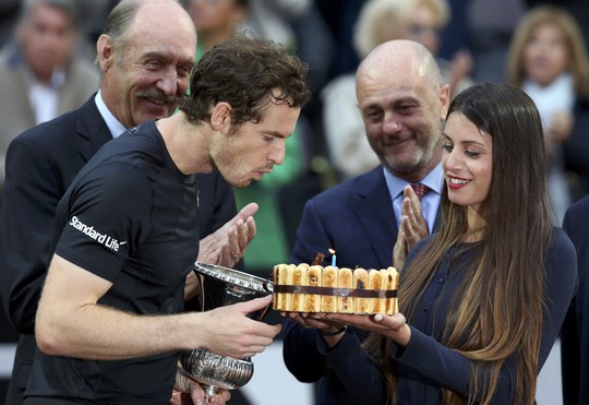 Murray được BTC tặng bánh sinh nhật sau trận chung kết
