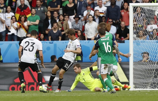 Thomas Muller chuyền bóng cho Gomez lập công cho Đức ở phút 30