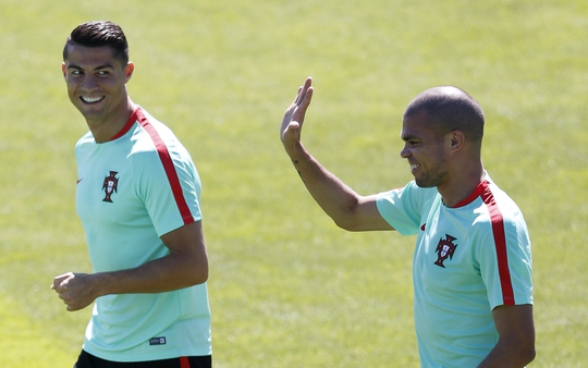 Sự trở lại của trung vệ Pepe (phải) giúp Ronaldo và các cầu thủ tuyến trên phái Bồ Đào Nha tự tin hơn