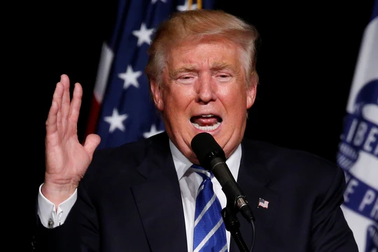 
Tỉ phú Trump đòi đánh bất tỉnh người “dìm hàng” bên Đảng Dân chủ. Ảnh: Reuters
