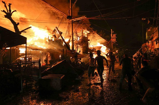 
Hỏa hoạn thiêu rụi ít nhất 1.000 ngôi nhà ổ chuột ở Manila. Ảnh: EPA
