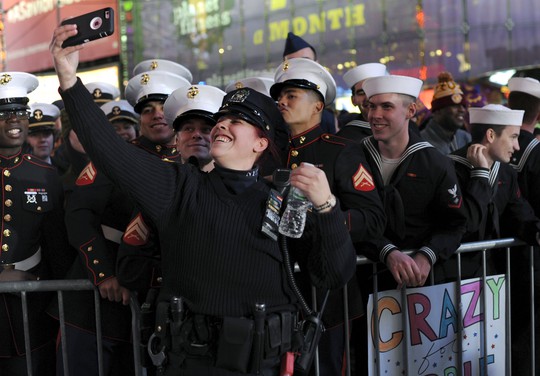 
Cảnh sát chụp hình tự sướng với lính thủy đánh bộ và hải quân Mỹ tại quảng trường Thời đại. Ảnh: Reuters
