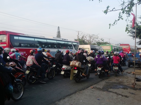 
Hàng ngàn phương tiện nối đuôi nhau qua Tiền Giang để về TPHCM
