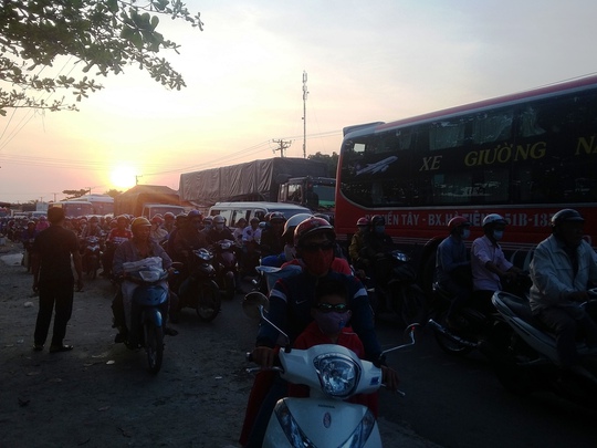 
Nhiều lái xe cho biết đã phải mất hơn 4 giờ đồng hồ mới qua khỏi địa bàn tỉnh Tiền Giang.
