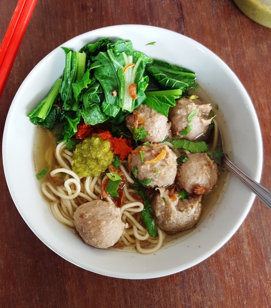 Bakso thường ăn chung với cọng miến hoặc mì tàu