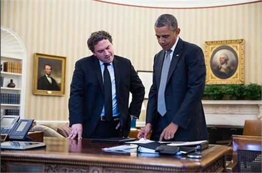 
Tổng thống Obama trao đổi với Cody Keenan
