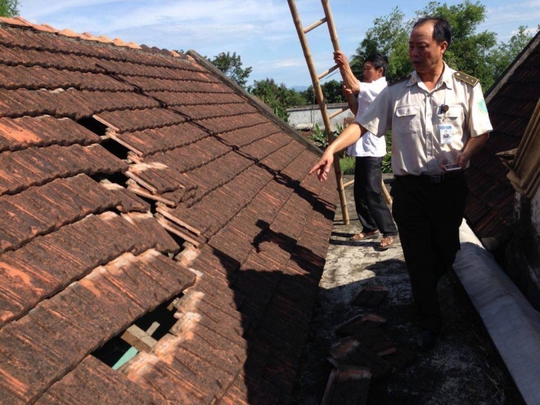 Lực lượng cảng vụ hàng không kiểm tra hiện trường ngôi nhà bị tốc mái - Ảnh: Báo Giao thông