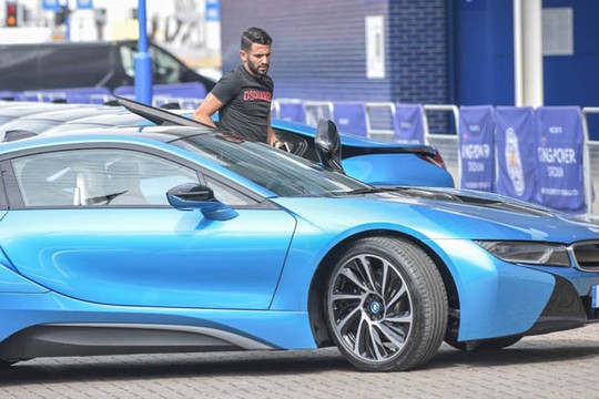 
Ngôi sao Riyad Mahrez nhận siêu xe BMW i8.
