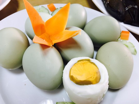 
Loại trứng gà vỏ xanh ăn thơm ngon không kém gì so với trứng gà ri thả vườn

 
