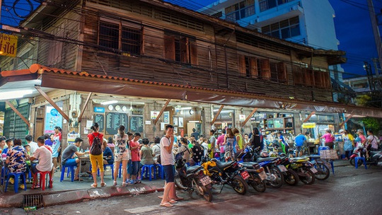 
Khách hàng tại quán cà phê Jek Piek ở Hua Hin, Thái Lan
